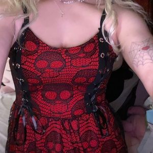 Lace Skull dress in red and black❤️
💀size small w adjustable straps w skulls
